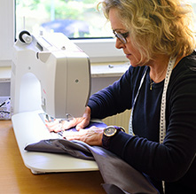 Anke Steinberg an der Nähmaschine